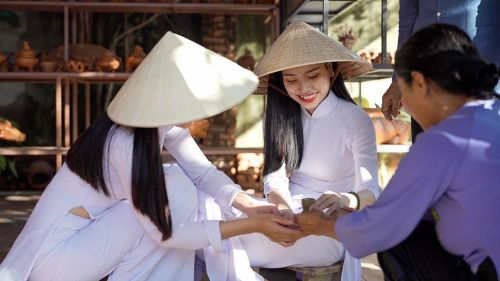 “Chạm” vào gốm Thanh Hà. Ảnh: TTHA