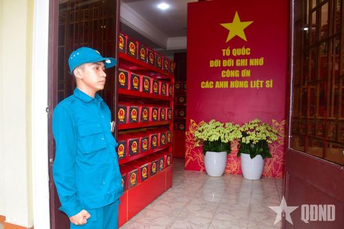  Chiến sĩ dân quân thường trực Ban CHQS phường Hòa Hưng làm nhiệm vụ canh gác tại khu vực bảo quản hài cốt liệt sĩ ở công viên Lê Thị Riêng. 