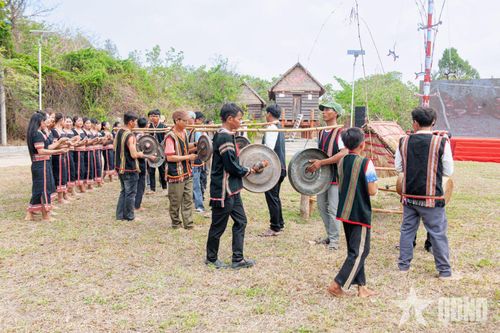  Dân làng vào hội sau lễ cúng.