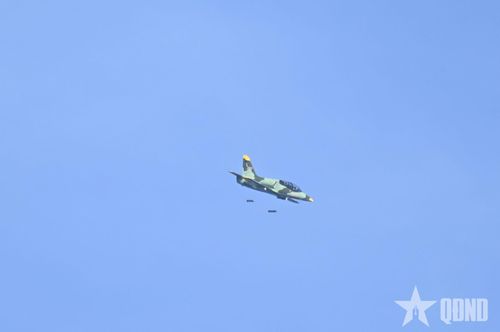  Máy bay L-39NG ném bom.