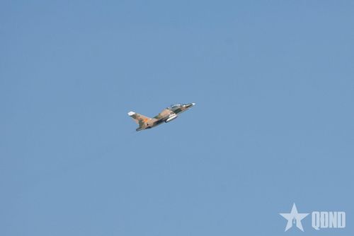 Máy bay YAK-130 trên bầu trời.
