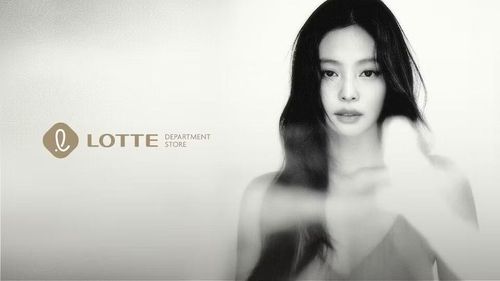 Mới đây, Jennie cũng đã được chọn làm đại sứ thương hiệu mới cho Lotte Department Store, trở thành người mẫu quảng cáo đầu tiên mà nhà bán lẻ này lựa chọn trong khoảng 10 năm qua.