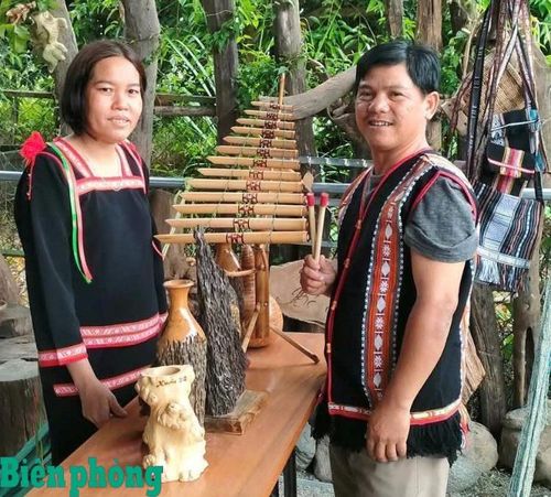 Chị Hờ Hy (ở thôn Suối Bạc, xã Sơn Hòa, tỉnh Đắk Lắk) giới thiệu đồ lưu niệm, nhạc cụ dân tộc và túi xách thổ cẩm. Ảnh: Hoàng Hà Thế