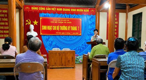 Đồng chí Mai Xuân Linh chủ trì sinh hoạt Chi bộ sau khi được cấp ủy giao tiếp tục đảm nhiệm cương vị Bí thư Chi bộ sau sắp xếp thôn.