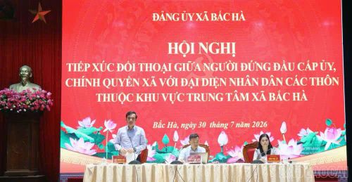 Hội nghị tiếp xúc, đối thoại giữa người đứng đầu cấp ủy, chính quyền với người dân khu vực trung tâm xã. Đây là một trong những kênh trực tiếp để lắng nghe, giải đáp những vấn đề người dân quan tâm.