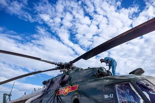 Cán bộ, nhân viên kỹ thuật kiểm tra trực thăng Mi-17, bảo đảm trạng thái kỹ thuật tốt nhất trước giờ xuất kích.