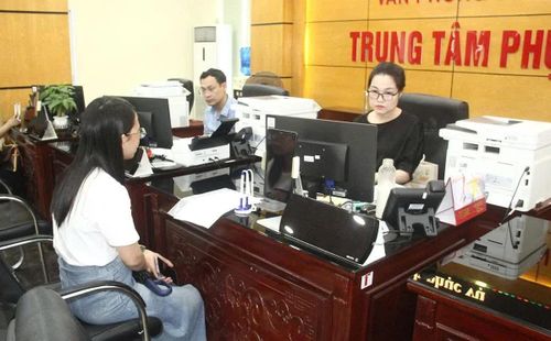 Công chức Trung tâm Phục vụ hành chính công tỉnh giải quyết thủ tục hành chính cho công dân.