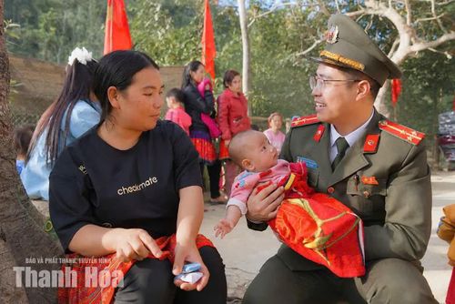 Cán bộ Phòng An ninh đối nội, Công an tỉnh trò chuyện thân tình cùng người dân xã Mường Lý. Những nụ và khoảnh khắc gần gũi ấy chính là minh chứng sinh động cho sự thấu hiểu, gắn bó máu thịt giữa lực lượng Công an với đồng bào vùng cao biên giới.