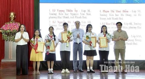 Các thí sinh được trao giải Nhất tại Lễ trao giải Cuộc thi “Đại sứ Văn hóa đọc” tỉnh Thanh Hóa năm 2026.