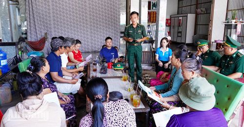 Cán bộ Đồn Biên phòng Phú Hội và Ban lãnh đạo ấp Phú Trung tổ chức họp dân tuyên truyền phổ biến pháp luật.