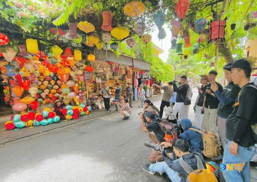 Những không gian làng nghề trở thành chất liệu để người chụp tìm kiếm góc nhìn riêng về đời sống bản địa. Ảnh: ANH CƯỜNG