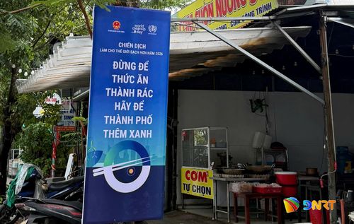 Tấm biển tuyên truyền chủ đề của Chiến dịch làm cho thế giới sạch hơn năm 2026 được treo trên nhiều tuyến đường. Ảnh: HOÀNG HIỆP