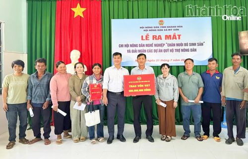 Đại diện Quỹ Hỗ trợ nông dân tỉnh Khánh Hòa trao vốn vay cho các hộ chăn nuôi bò sinh sản ở thôn Mỹ Hiệp.
