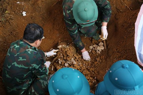  Sau hàng chục năm nằm lại trong lòng đất, nhiều hài cốt liệt sĩ không còn nguyên vẹn, nhiều phần mộ đã bị mối ăn sâu, đất đá bồi lấp và thời gian làm phai mờ mọi dấu tích. Vì vậy, với những người tìm kiếm, đây không chỉ là công việc mà còn là trách nhiệm trước những người chiến sĩ đã ngã xuống và nằm lại. 