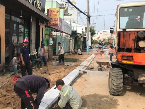 Thi công lề đường trên địa bàn phường Phú Thủy