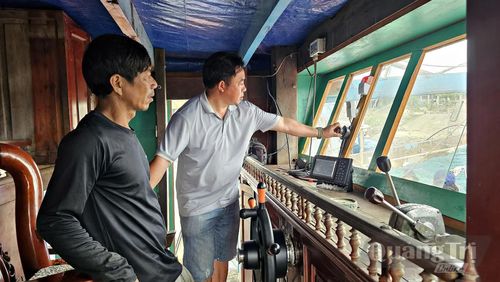 Lắp đặt máy lái tự động trên tàu cá QT 90109TS của ông Trần Văn Hải - Ảnh: L.A