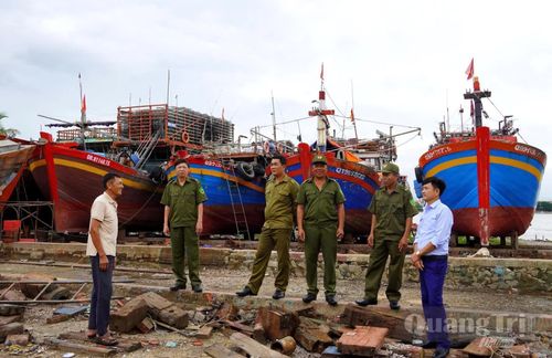 Lực lượng ANTT ở cơ sở TDP Bảo Ninh 3 động viên người dân trong giữ gìn tài sản tàu thuyền trong mùa mưa bão - Ảnh: H.Tr