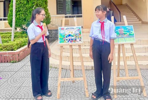 Học sinh Trường tiểu học và THCS Phú Định giới thiệu về bức tranh của mình tại vòng thi cấp trường - Ảnh: T.T