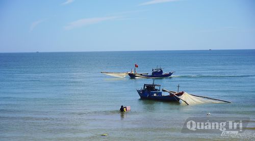 Tàu đánh bắt ruốc của ngư dân Bảo Ninh đang đánh bắt trên biển - Ảnh: P.P