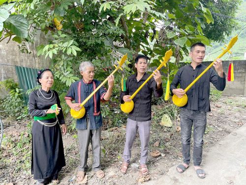 Một buổi tập luyện của ông Hòe và các thành viên trong CLB hát Then, đàn Tính xã Hàm Yên.