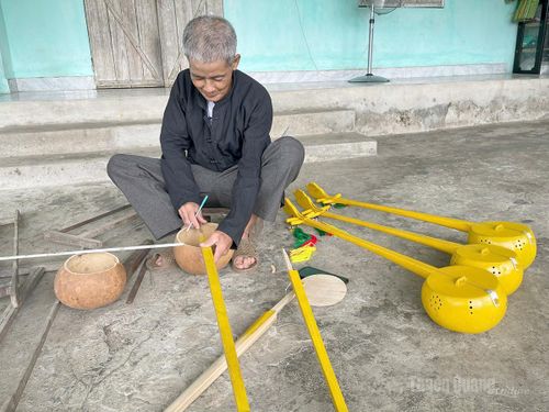 Ông Hòe chế tác đàn Tính.