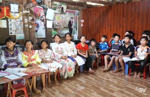 Các em nhỏ người Mông say sưa luyện hát.