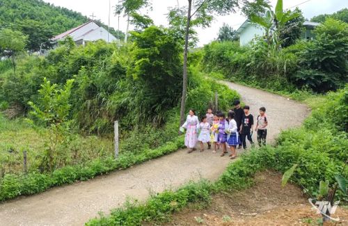 Các em nhỏ người Mông trên đường đến lớp học đàn miễn phí.