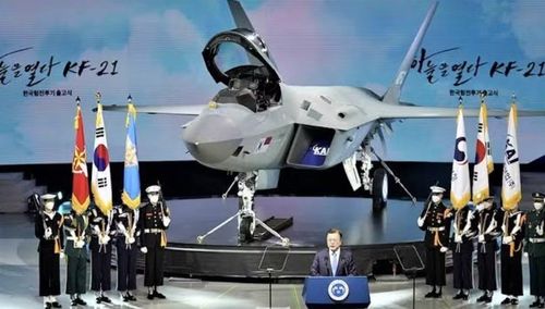 Radar AESA của KF-21 có khả năng phát hiện, bám bắt mục tiêu trên không và thực hiện nhiều nhiệm vụ đối đất. Hàn Quốc cũng đã tự phát triển radar AESA dành cho chương trình này.