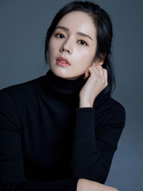 Han Ga In xin lỗi khi đăng video về thực phẩm chức năng trên kênh cá nhân. Ảnh: Hancinema.
