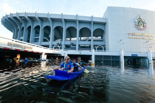 Bangkok dần rút nước sau những ngày mưa lớn. Trên các tuyến đường chính, giao thông trở lại, trong khi nhiều khu vực ngập đã bắt đầu khô ráo. Nhưng ở phía đông thành phố, nước vẫn lênh láng. Ngày 29/9, Sân vận động Quốc gia Rajamangala nằm trong Cơ quan Thể thao Thái Lan (SAT) ở Hua Mak vẫn ngập nặng. Khu vực này vốn thấp, được ví như một “lòng chảo”, nước dâng nhanh và thoát chậm.