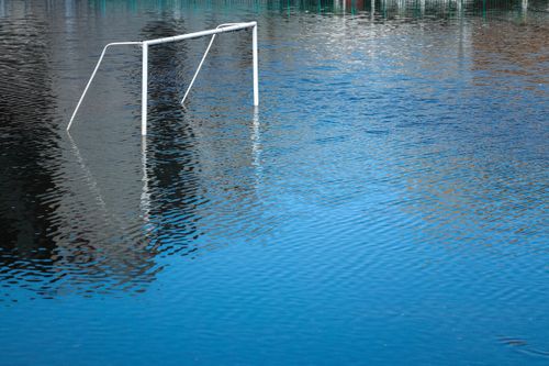Một số VĐV phải chuyển địa điểm tập luyện ra bên ngoài. Có thời điểm, những người còn ở lại khu thể thao phải tận dụng cả bể bơi bơm hơi làm phương tiện di chuyển giữa vùng nước ngập.