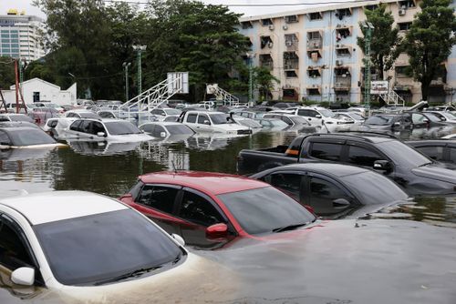 Ôtô bị ngập la liệt tại một khu dân cư ở Bangkok.