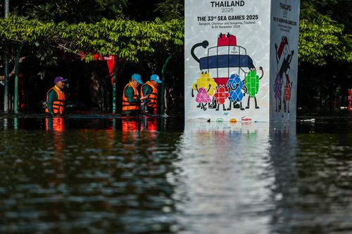 Theo Matichon, tình hình nghiêm trọng đến mức các VĐV ném bóng của Thái Lan phải sơ tán khỏi khu lưu trú bên trong trung tâm huấn luyện khi nước dâng khoảng 90 cm.