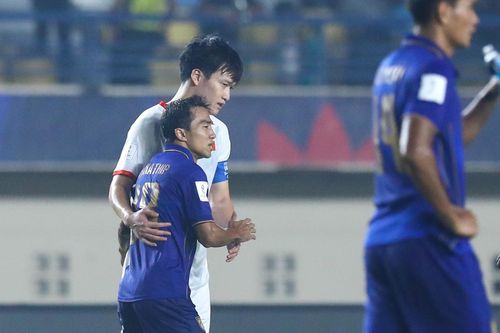 Chanathip thân thiện tới tìm gặp Hoàng Đức để trò chuyện và ôm sau khi trận đấu khép lại. Ảnh: Minh Chiến.