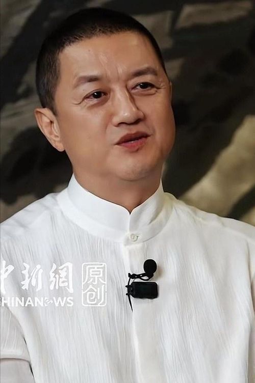 Lý Á Bằng chia sẻ về cuộc sống cá nhân, công việc trong buổi phỏng vấn gần đây. Ảnh: Weibo.
