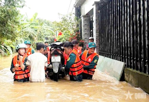 Dân quân Ban CHQS phường Phước Tân giúp nhân dân di dời tài sản.