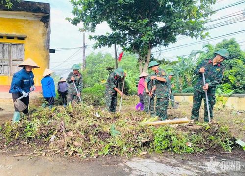 Cán bộ, chiến sĩ Sư đoàn 316 giúp nhân dân xã Bằng Luân, tỉnh Phú Thọ vệ sinh môi trường.