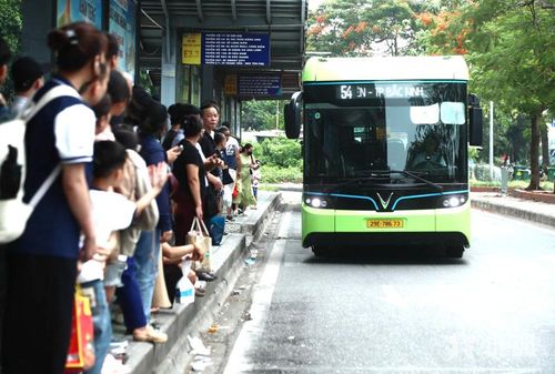 Xe buýt điện hoạt động trên đường phố Hà Nội. Ảnh: HƯƠNG GIANG