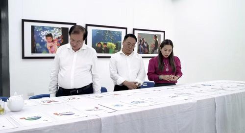 Thứ trưởng Tạ Quang Đông và các thành viên trong Hội đồng thực hiện việc chấm chọn. Ảnh: Bộ VHTTDL