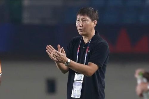HLV Kim trải qua giải đấu bất ổn vì nhiều trụ cột chấn thương. Ảnh: Hữu Phạm.