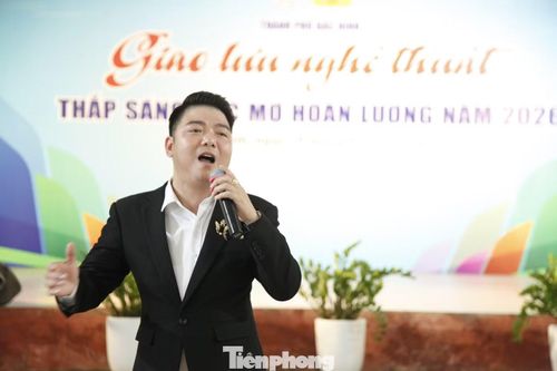 Ca sĩ Minh Thế biểu diễn tại chương trình.