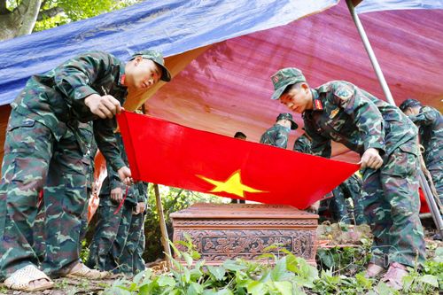 Các hài cốt liệt sĩ được cất bốc, quy tập cẩn thận, an toàn. 
