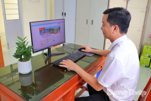 Cán bộ Ban Xây dựng Đảng, Đảng ủy xã Mỹ Hiệp thiết kế tài liệu tuyên truyền bằng infographic, giúp các chi bộ và đảng viên dễ theo dõi, nắm bắt nội dung.
