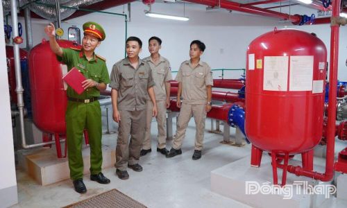 Kiểm tra thực tế hệ thống truyền tin báo cháy tại cơ sở. Ảnh: TRỌNG TÍN