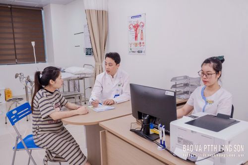 Bác sĩ Bệnh viện TNH Lạng Sơn tư vấn cho sản phụ