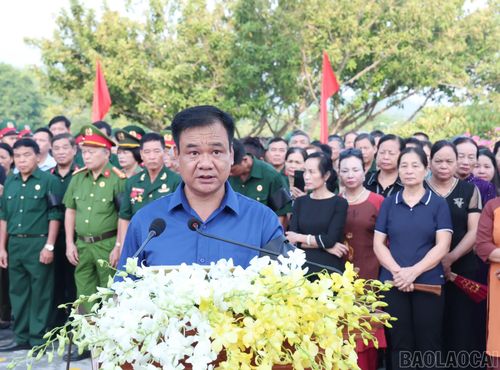 Ông Nam phát biểu bày tỏ cảm xúc và lòng biết ơn sâu sắc tới Đảng, Nhà nước, Quân đội, các cơ quan chức năng, chính quyền địa phương, các đơn vị, các Cựu chiến binh, đồng đội và Nhân dân đã quan tâm, giúp đỡ, tìm thấy hài cốt của bố anh.