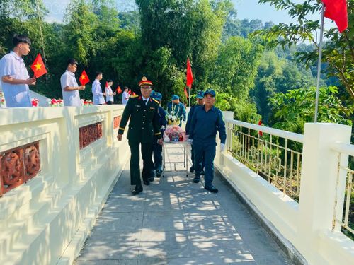 Nghi thức di quan hài cốt liệt sĩ được các lực lượng thực hiện trang trọng. Các liệt sĩ trở về đất Mẹ trong vòng tay của đồng đội, Nhân dân.