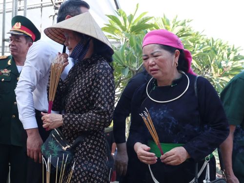 Những nén tâm hương, ngọn nến được thắp lên, những vòng hoa đặt xuống phần mộ là lời tri ân sâu sắc đối với những người con đã hiến dâng tuổi xuân, máu xương cho độc lập, tự do của Tổ quốc.