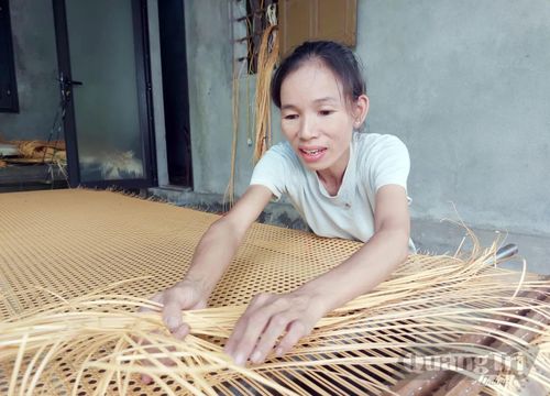 Nghề mây xiên Hà Tiến tạo thu nhập ổn định cho người dân - Ảnh Đ.N