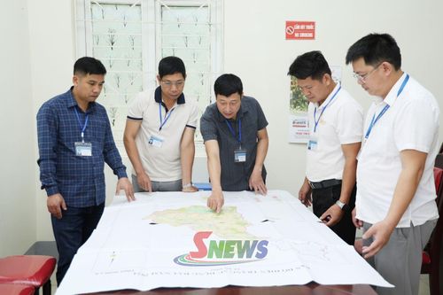 Lãnh đạo xã Bó Sinh rà soát, đối chiếu hiện trạng sử dụng đất trên bản đồ địa chính.